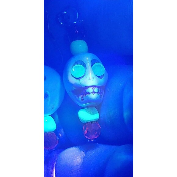 Halloween howlite skull earrings with uranium rhinestones and uv reactive beads - Picture 2 of 12